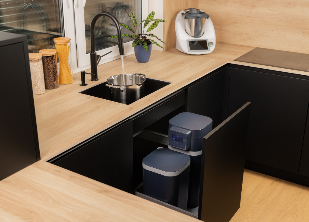 Odkamieniacz Duo+ zamontowany szeregowo w&nbsp;dużej szufladzie szafki pod zlewowej